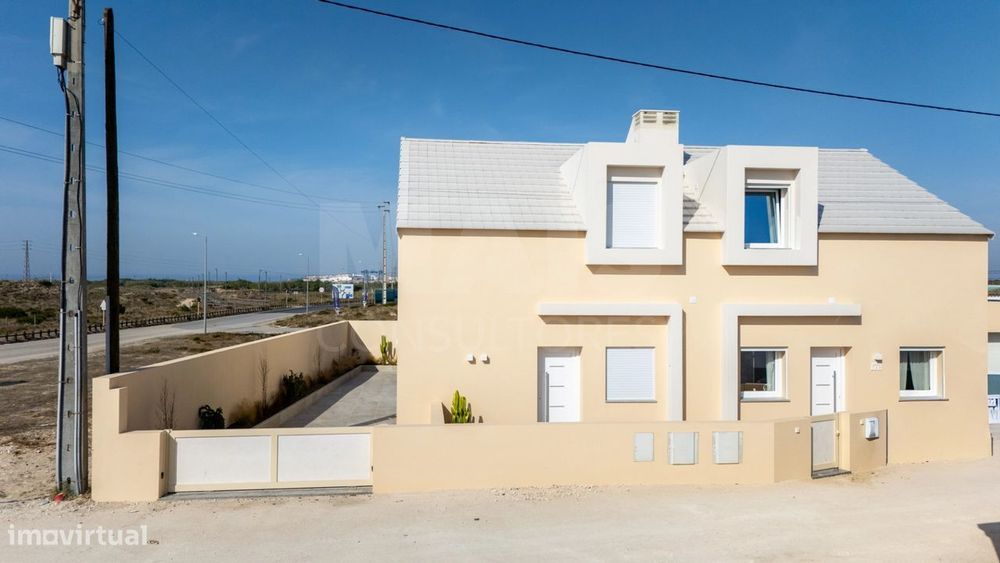 Moradia T2 com quintal e vista mar junto aos Supertubos