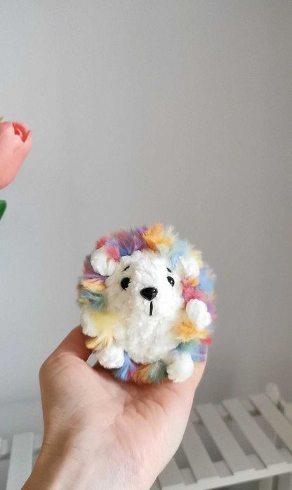 Jeż na szydełku, zawieszka, ozdoba na lusterko do auta