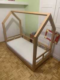 Łóżko dziecięce domek 140x70 drewniane + materac Hilding