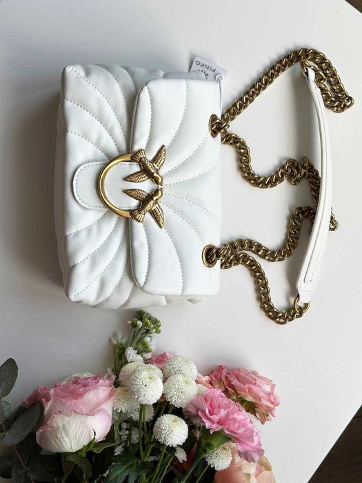 Біла сумка Pinko , білий пуф Pinko