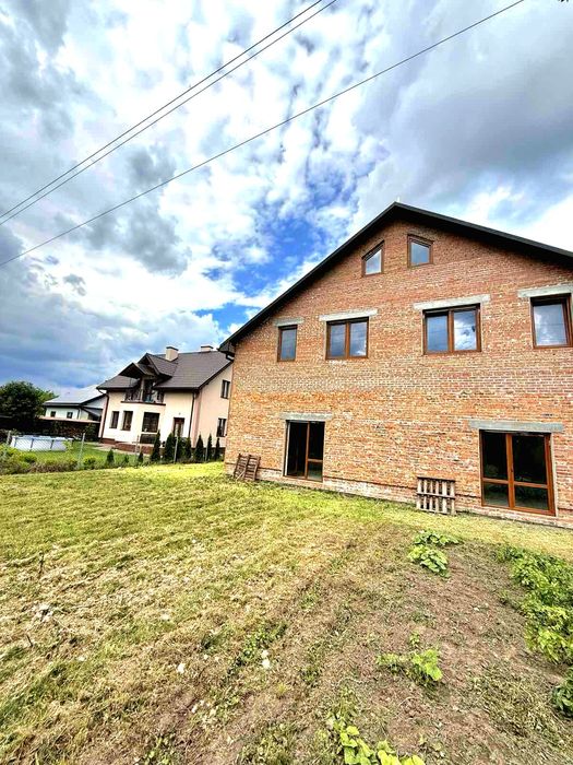 Продається 5-ти кімнатний будинок у місті Городок 30км від Львова