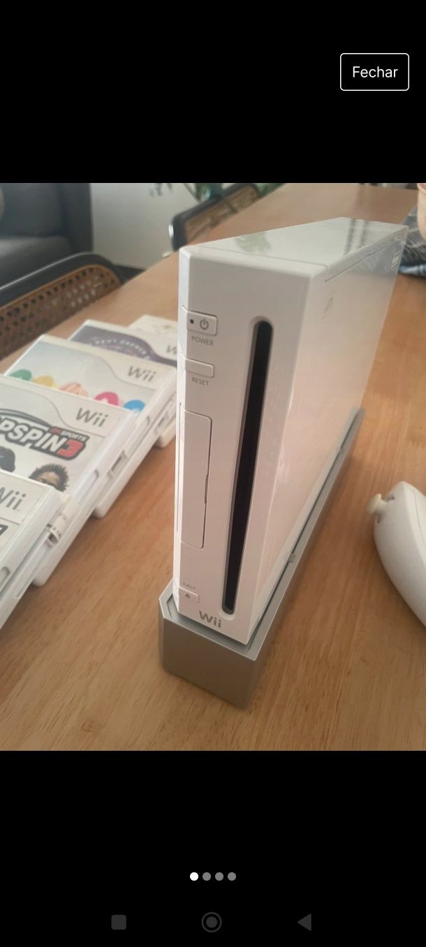 Nintendo Wii com comandos e acessórios