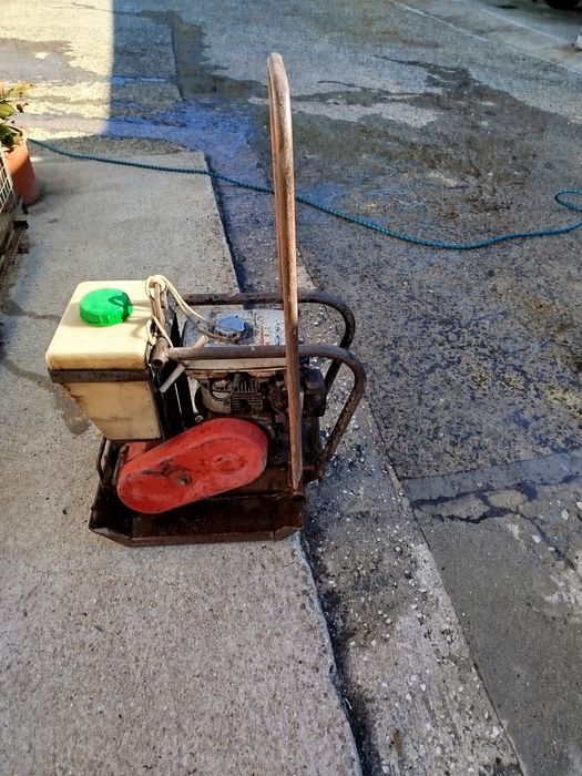 Placa compactadora, vibratória com depósito de água