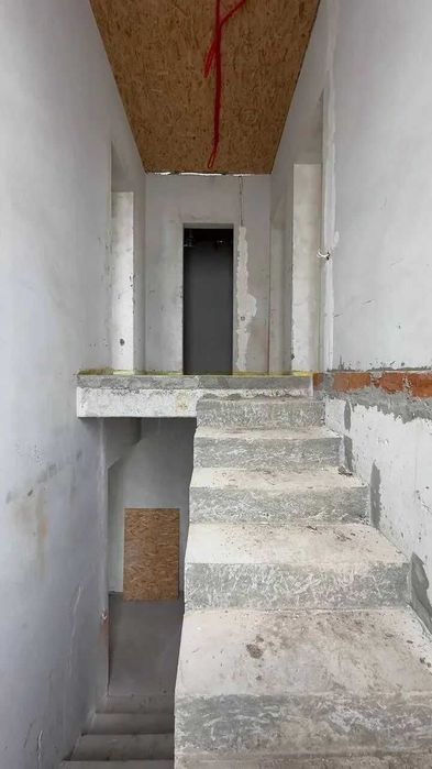 Зданий будинок поруч з містом