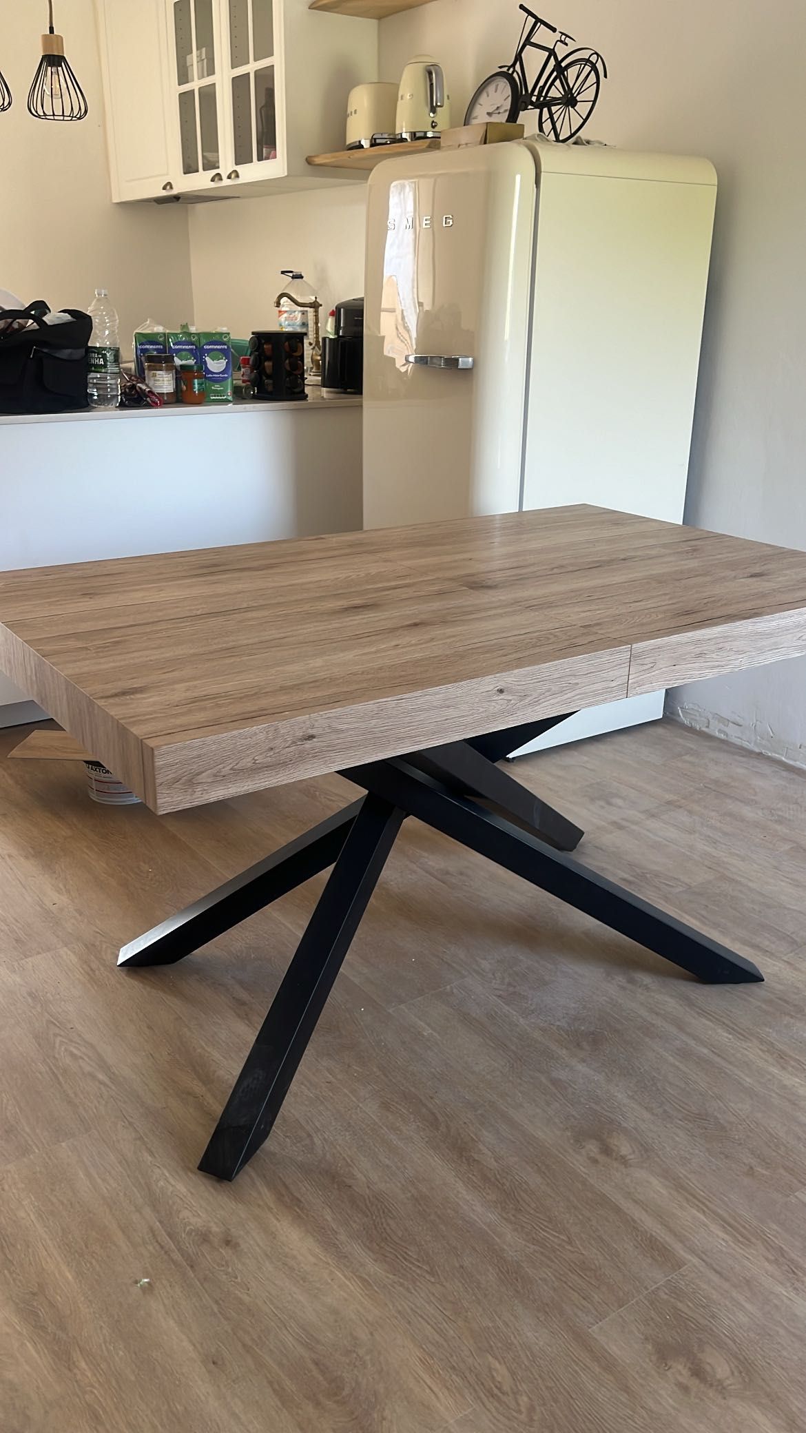 Mesa de jantar/sala nova, moderna e extensível.