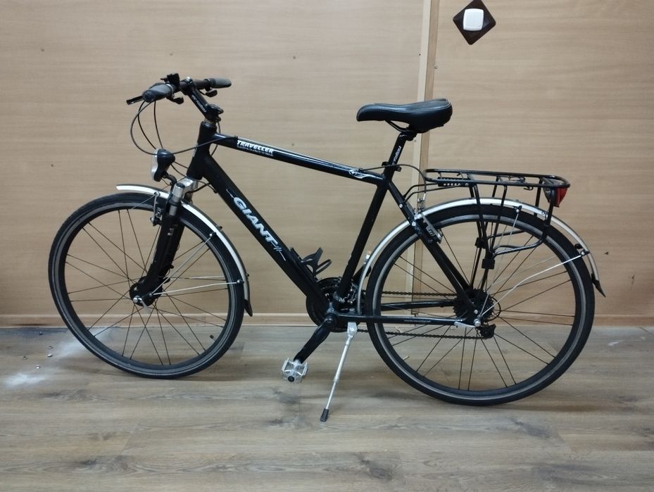 GIANT TRAVLERELL
Koła 28 calowe 
oświetlenie w piaście koła