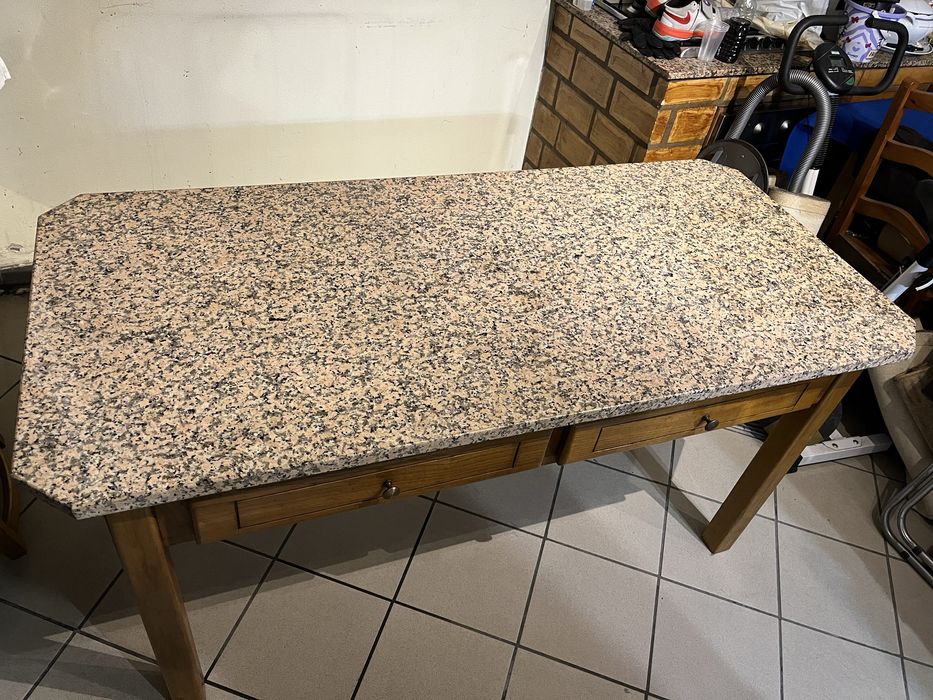 Mesa de pedra com 4 cadeiras