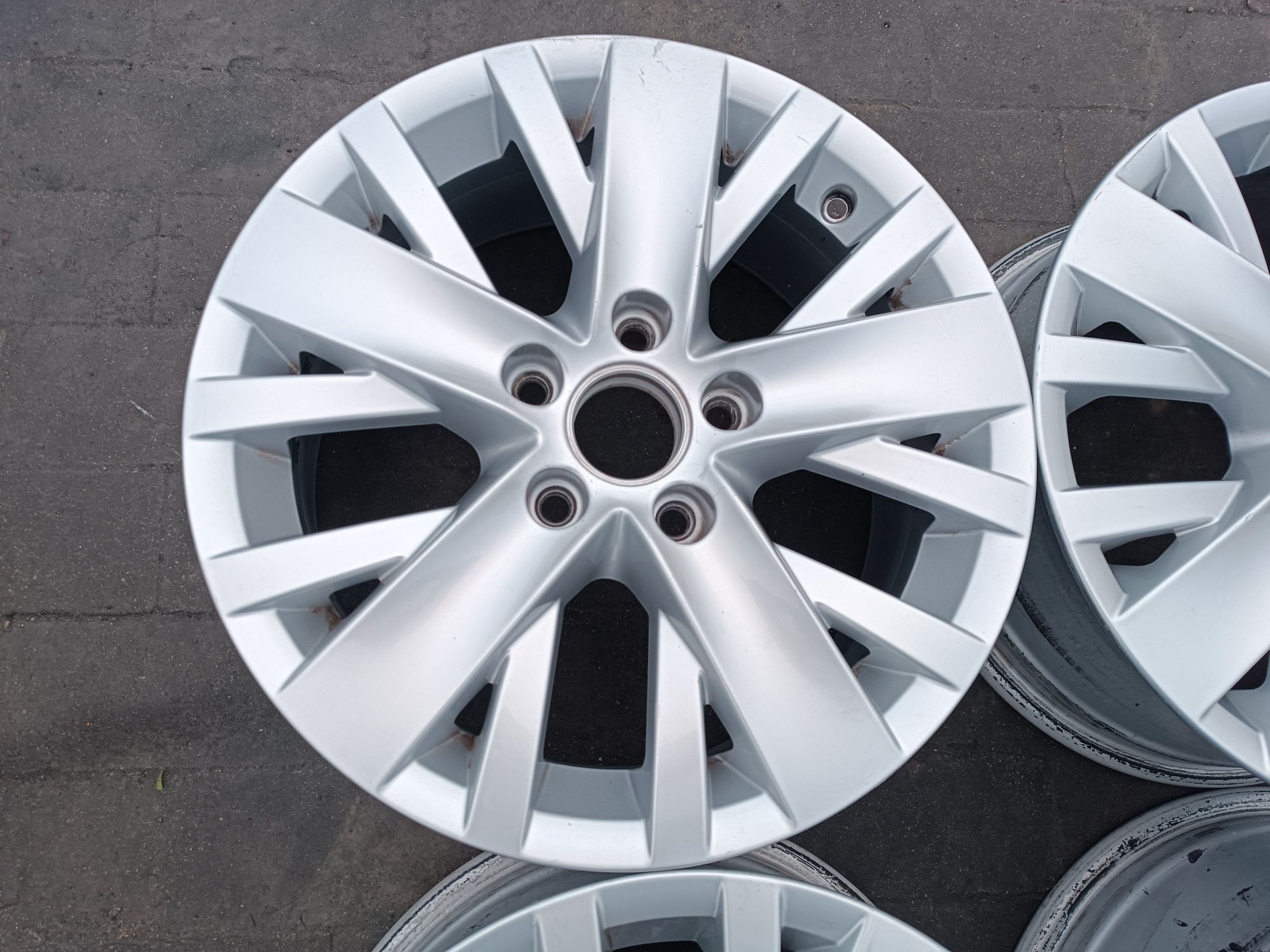 Felgi Alu VW Golf V VI VII Touran Audi A3 8P 5x112 ET50 6.5J16