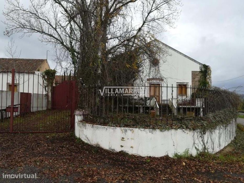 Moradia térrea T6 composta por 2 frações em Casal da Igreja, com sótão