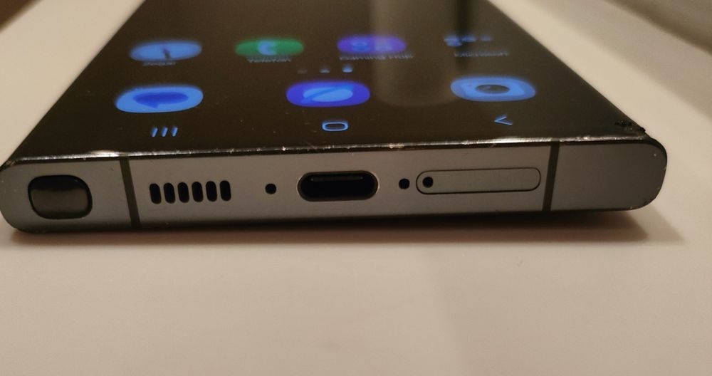 Samsung Galaxy S23 Ultra 256/8 GB sprawny, delikatna kreska na ekranie