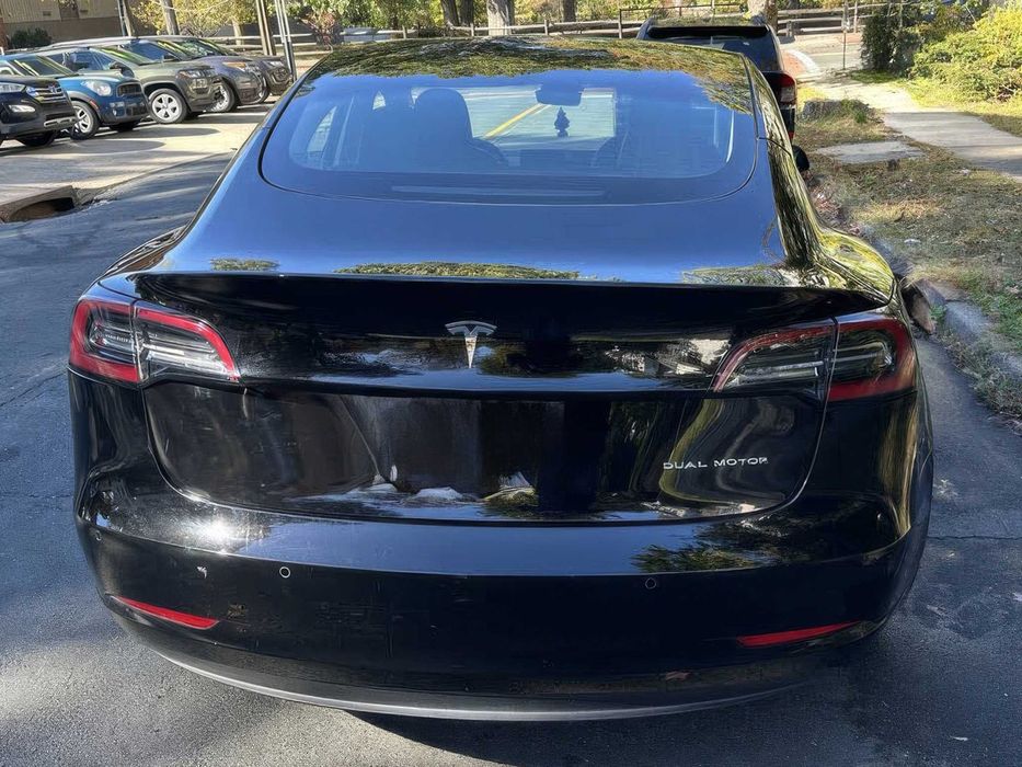 Tesla Model 3 Long Range      2021