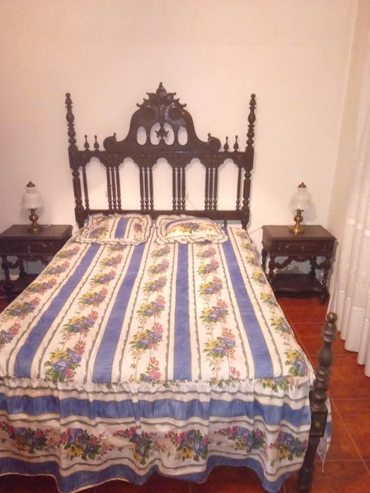 Cama/conjunto de quarto antigo
