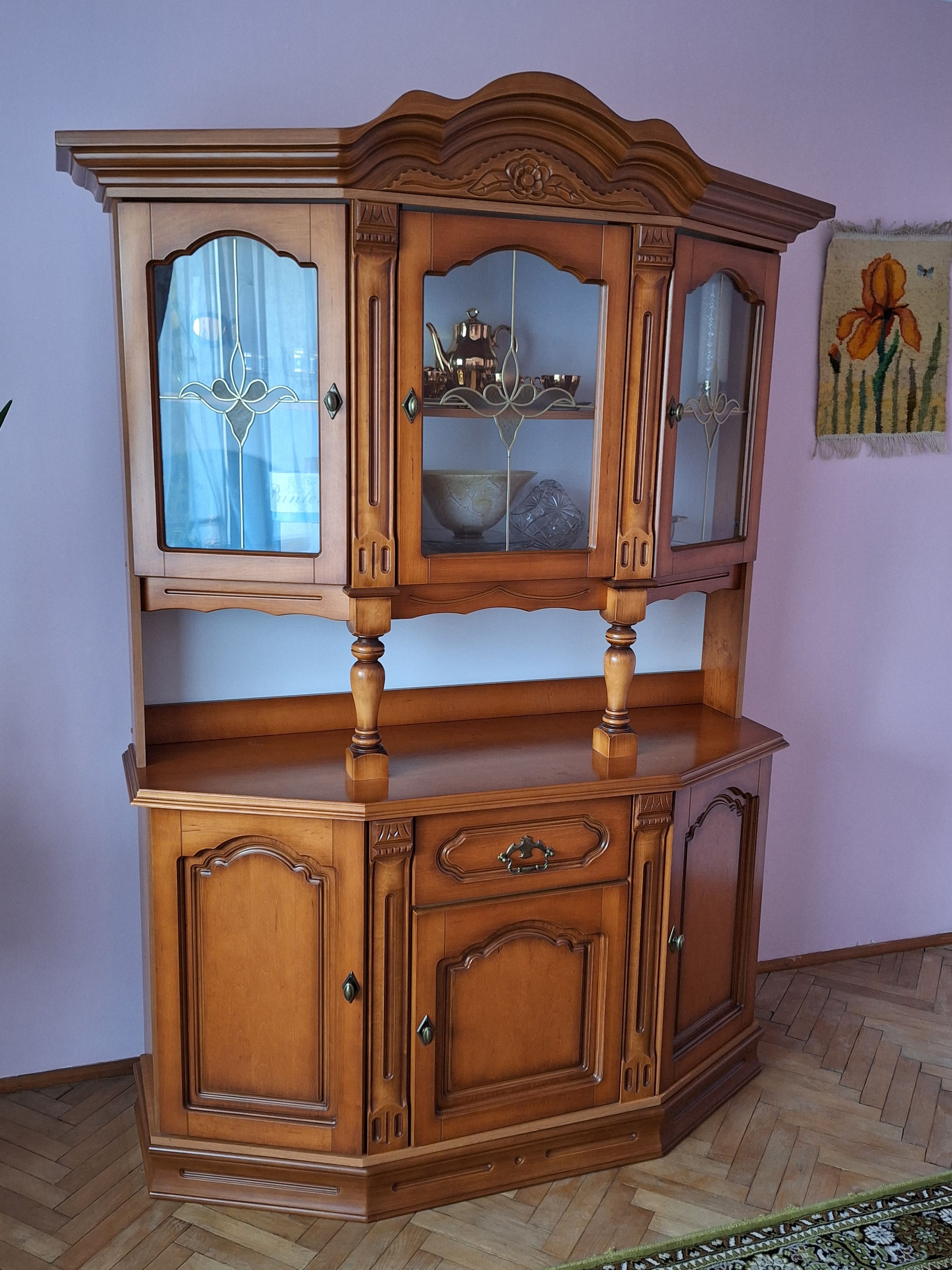 Elegancki drewniany kredens