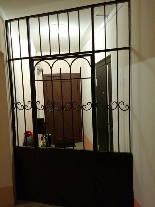 Тамбурные, парадные, решетчатые двери.