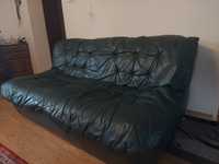 Skórzana sofa w butelkowo zielonym kolorze,