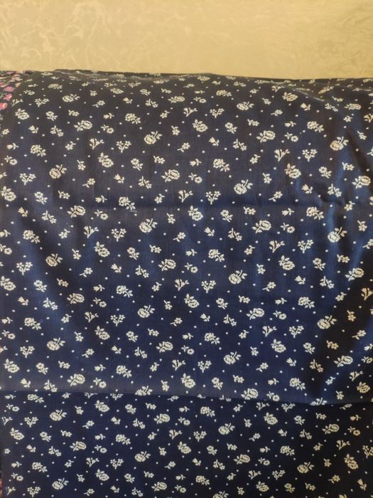 Відрізи різних натуральних тканин.