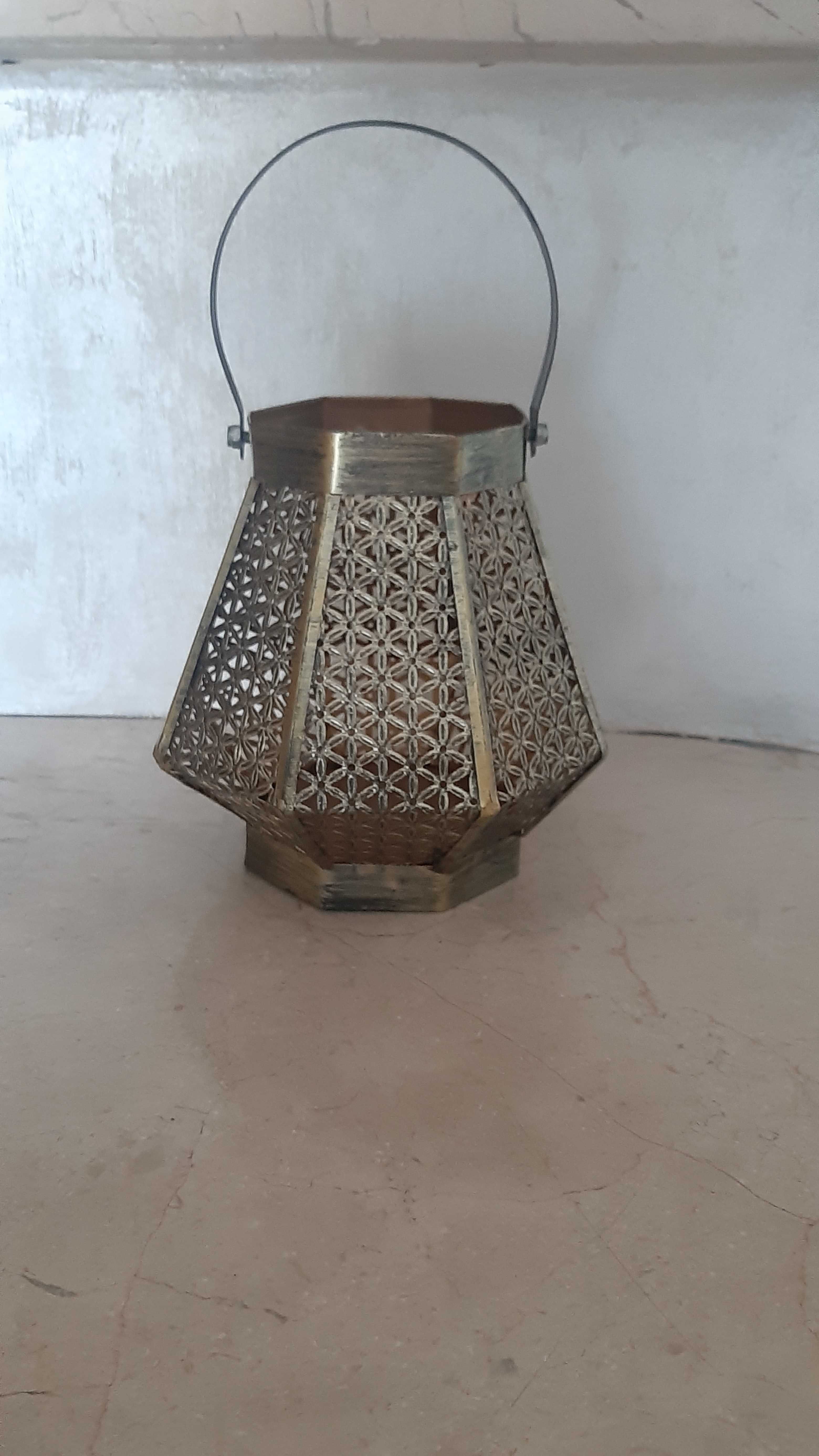 ażurowy lampion z mosiądzu