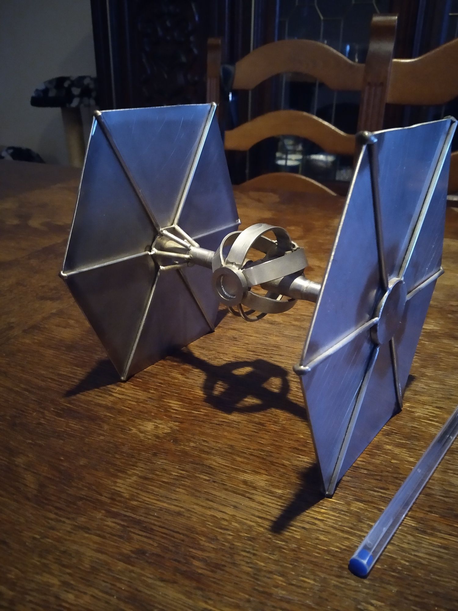 Tie Fighter escultura metal abstracta