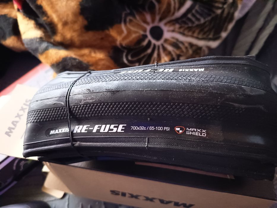 Pneu de estrada  anti punção . Alta resistência ao desgaste