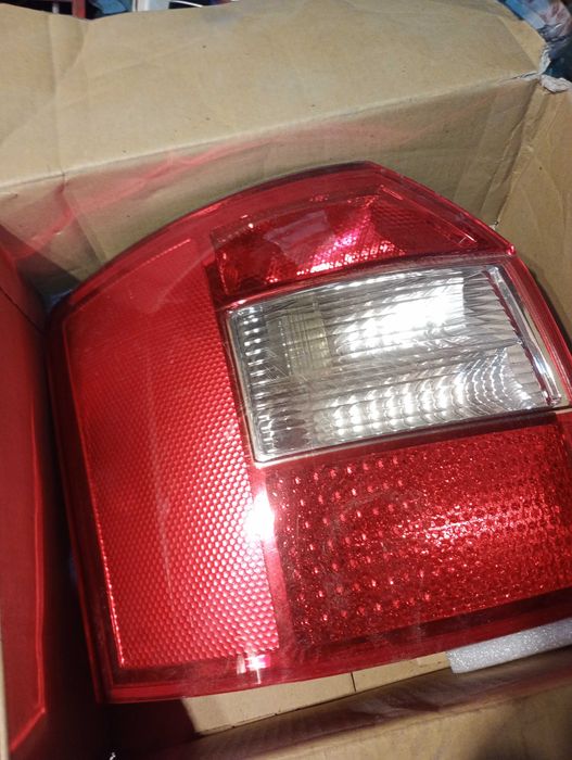 Lampy tylne audi a4 b6 2004 kombi rezerwacja