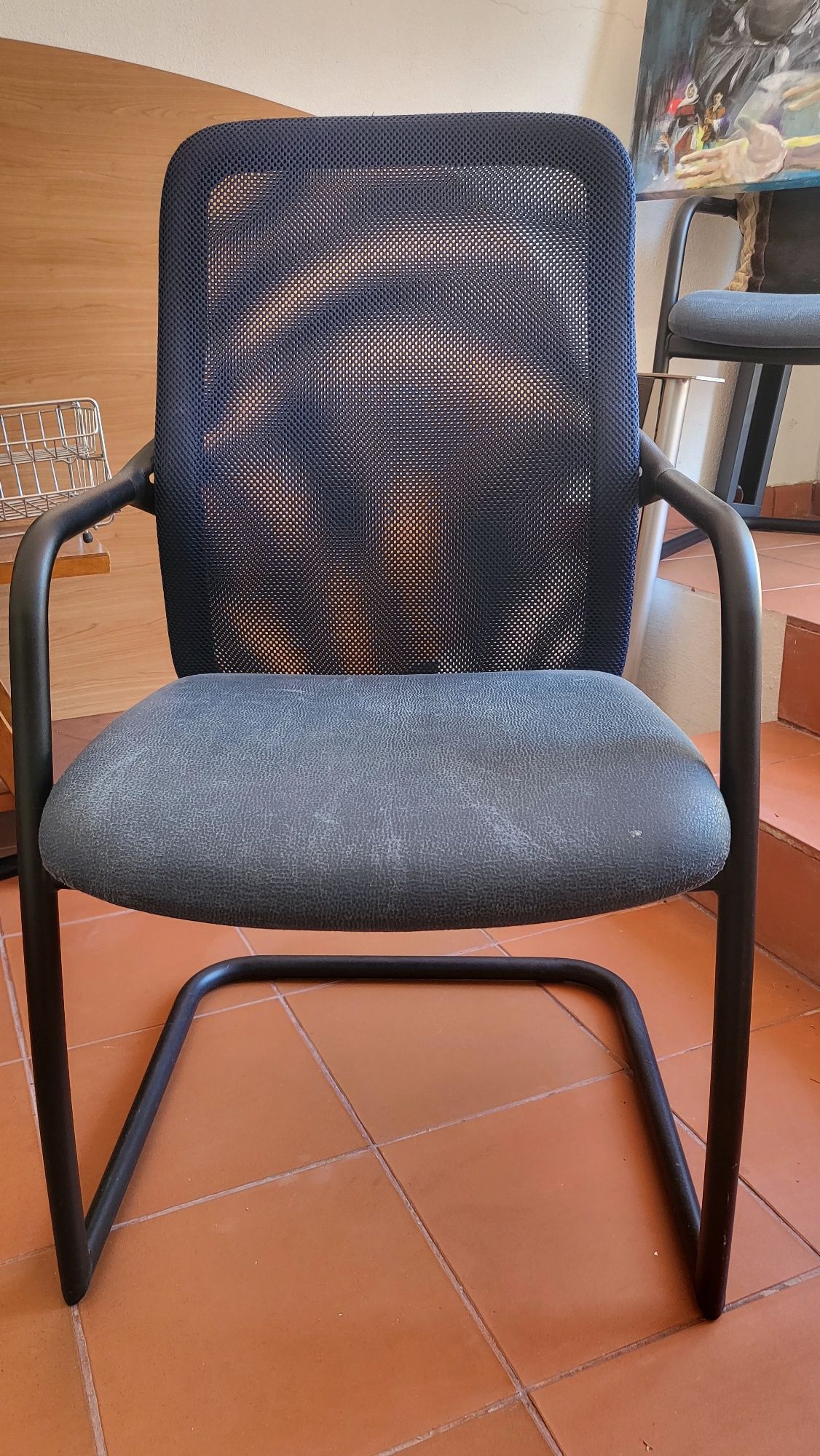Mesa para escritorio com cadeiras