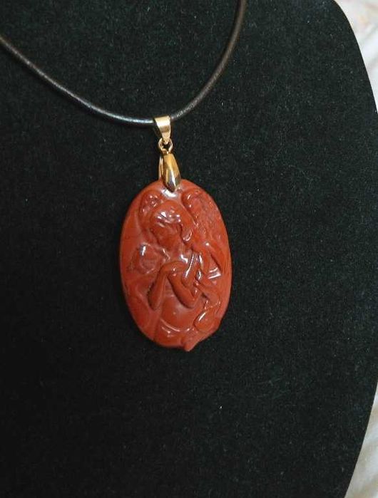 Antystresowy czerwony jaspis mokait, płaskorzeźba Anioł, wisior