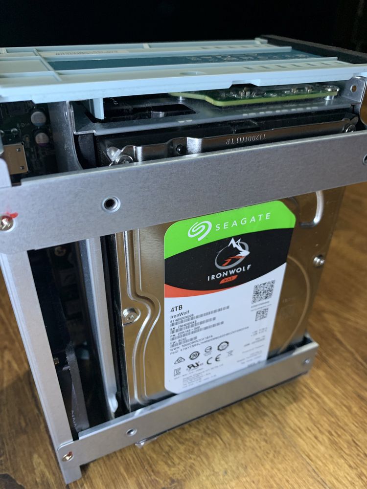 Serwer Qnap TS-230 dysk NAS i 2x dysk seagate 4TB