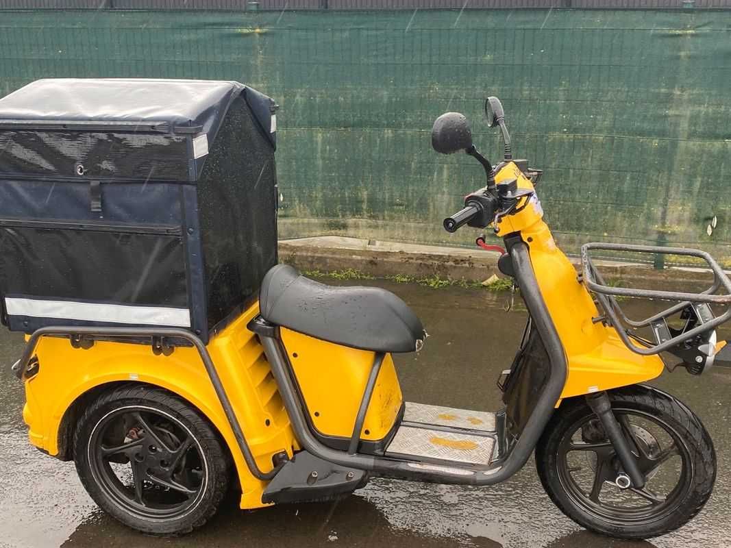 scooter 3 rodas triciclo placa amarela motocicleta elétrica