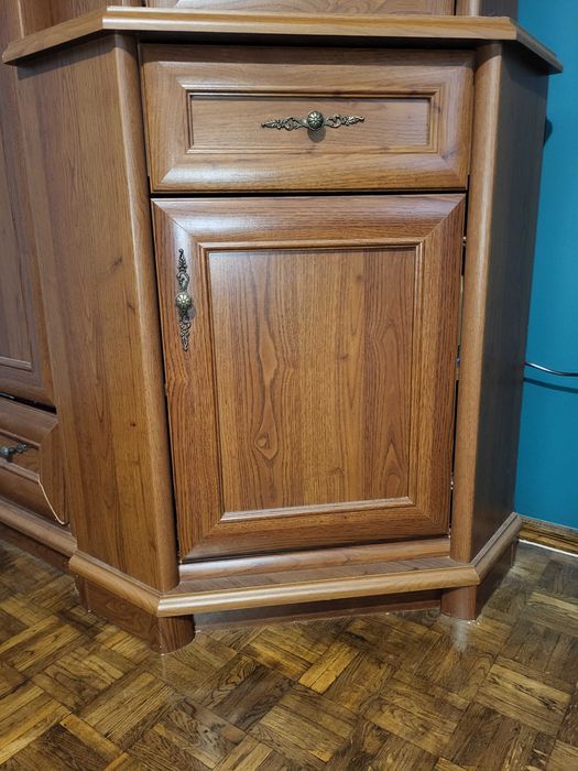 Zestaw eleganckich, używanych mebli