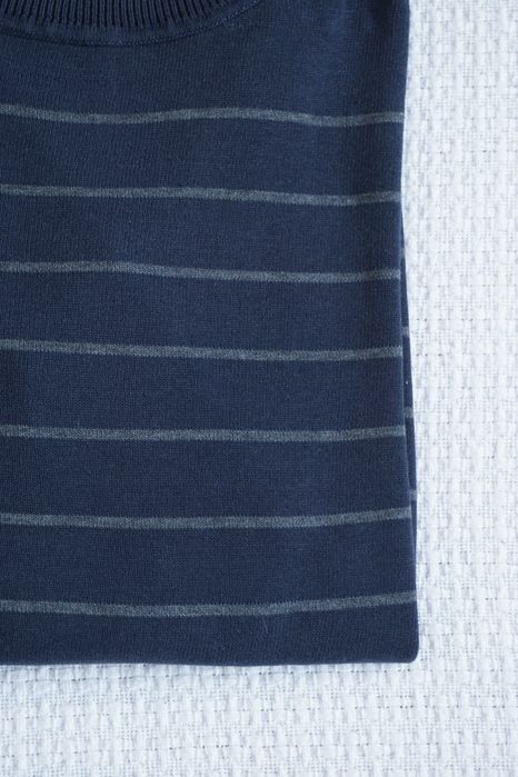 Klasyczny granatowy sweter w wąskie paski męski M