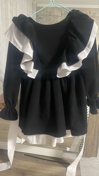 Сукня плаття чорна з білим венздей мона на 1 клас