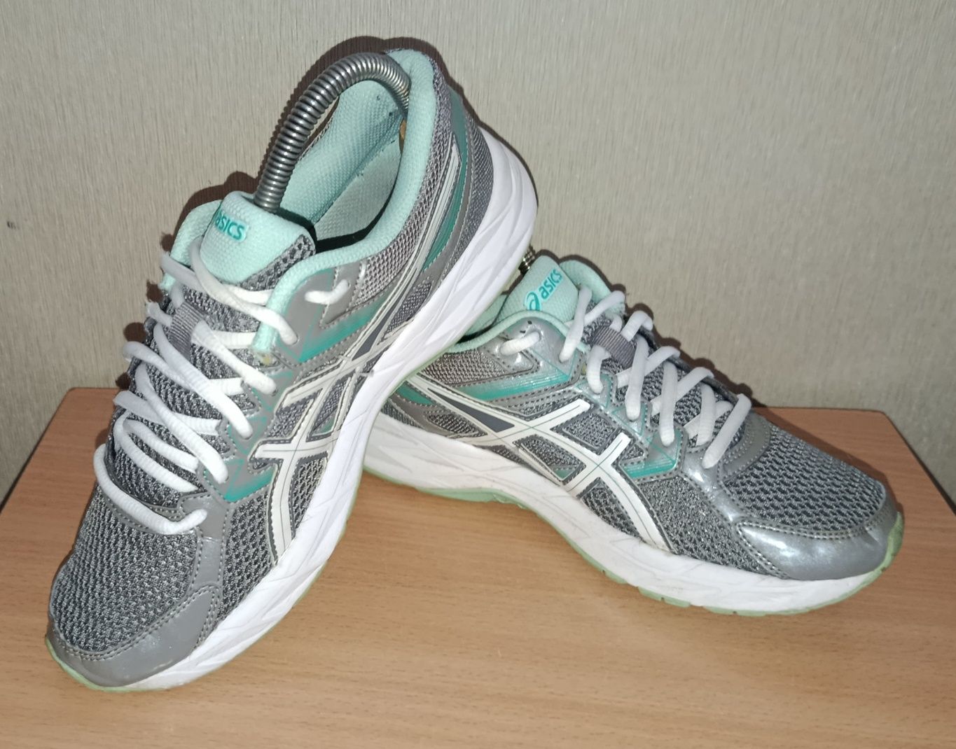 Кросівки фірми Asics 39 розміру