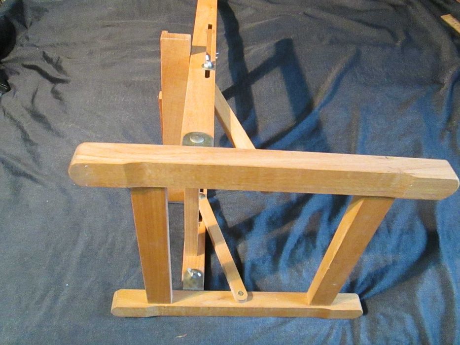 продаётся недорого новый деревянный мольберт для рисования