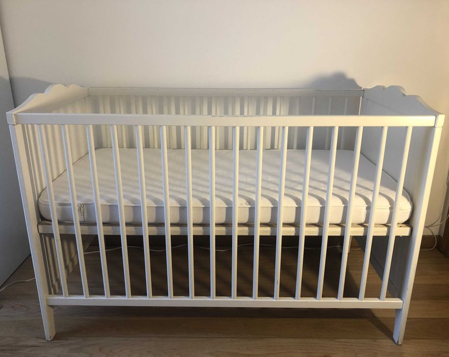 Berço (Hensvik - IKEA) com colchão (Vyssa - IKEA) - 2 níveis de altura