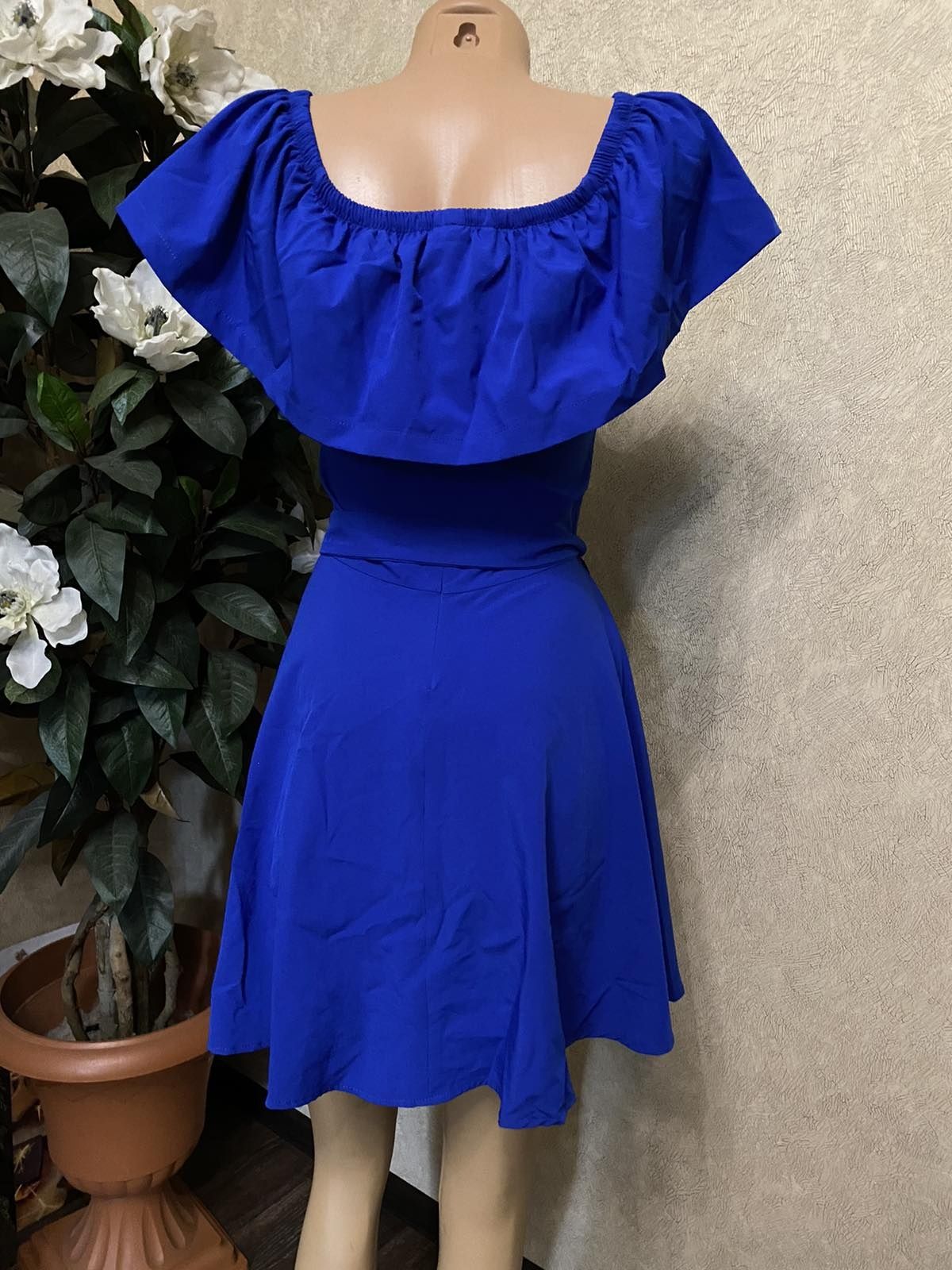 Красивое платье синее волан плечи