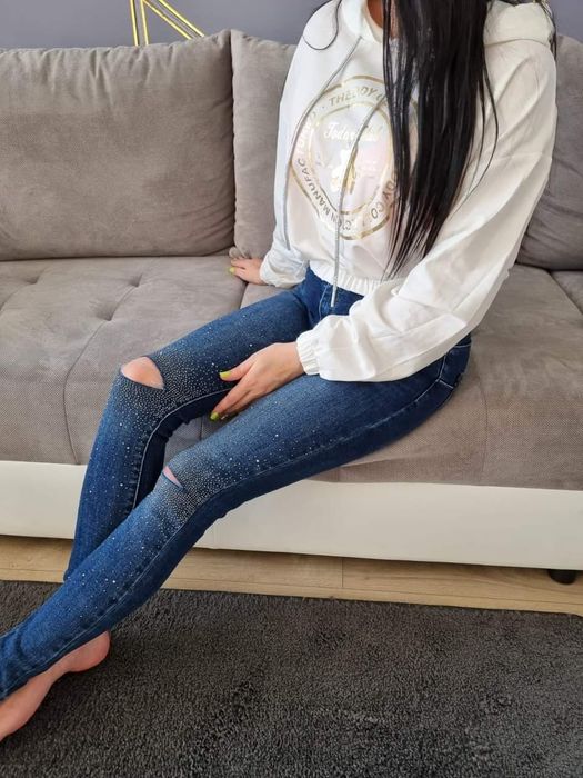 Spodnie jeansy z cekinami rozcięcie na kolanach