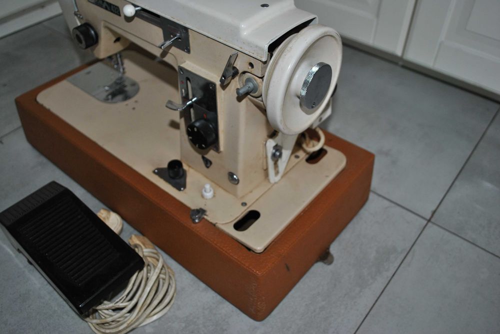 Maszyna do szycia Predom Łucznik 432 z silnikiem  stan nieznany