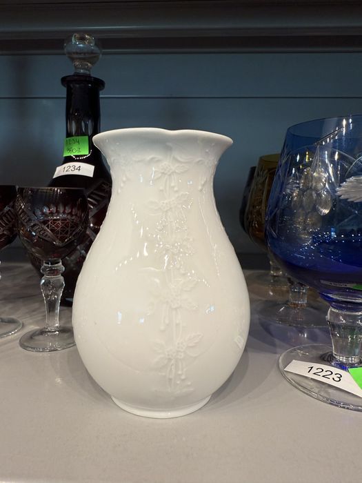 Wazon porcelanowy AK Kaiser biały z wzorem relify dekoracja 871