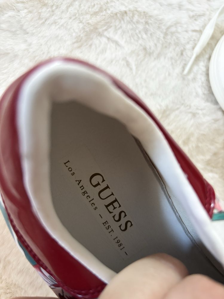 Buty sportowe Guess r. 40 25 cm biale wiazane w kwiaty biala podeszwa