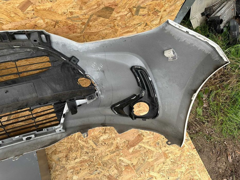 Toyota Yaris IV 4 20- zderzak przedni przód cały