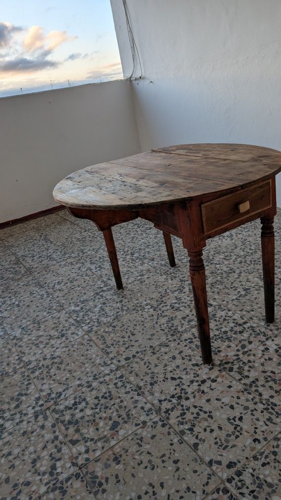 Mesa de jantar com mais de 100anos muito antiga