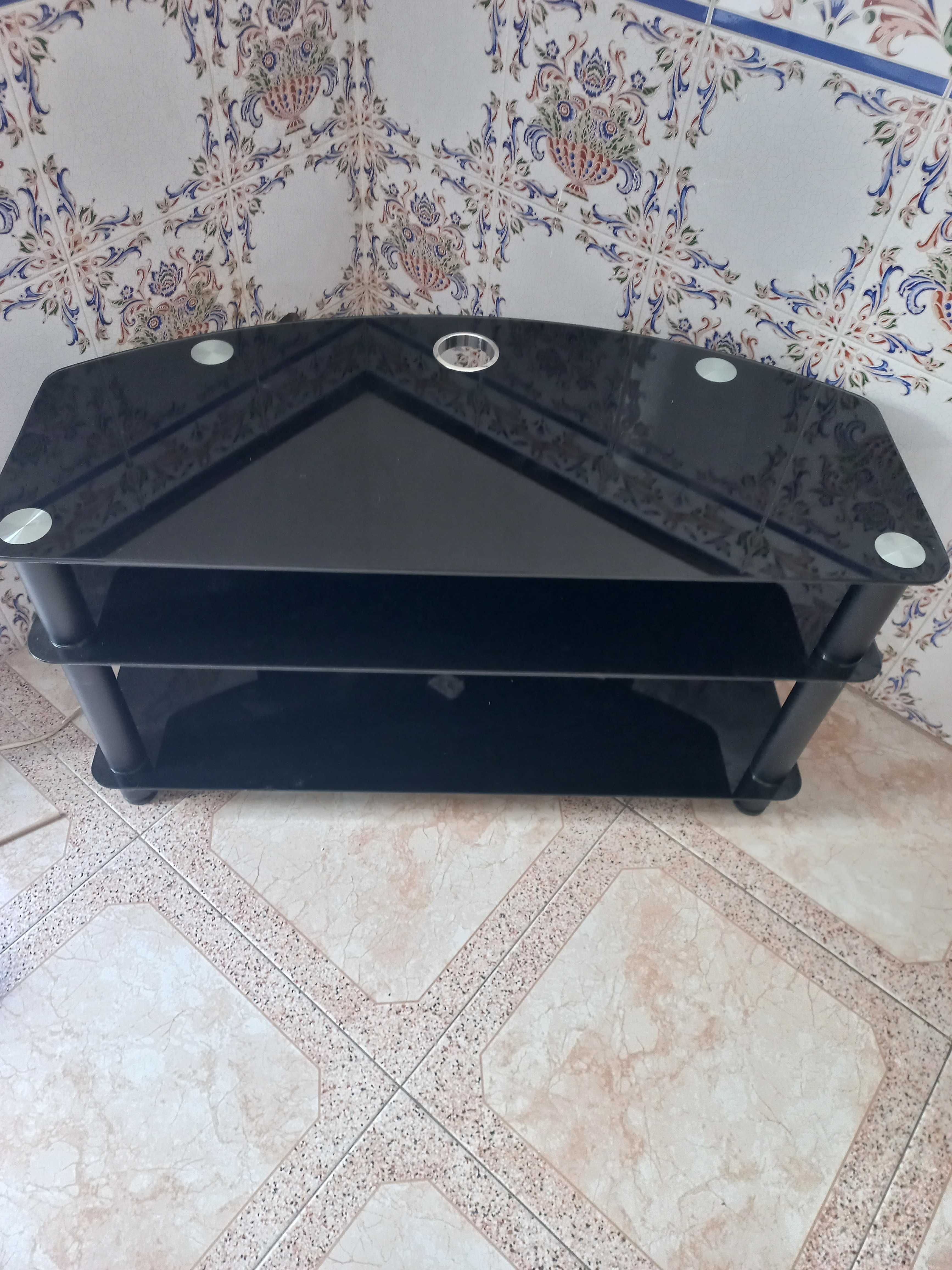 Roupeiro e mesa de TV em muito bom estado
