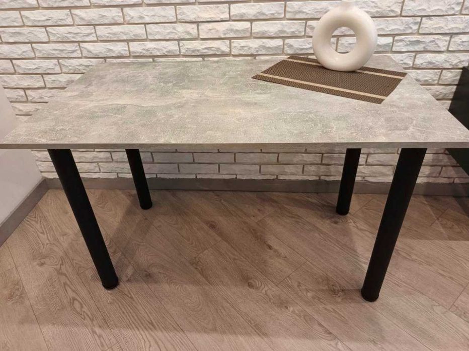 Новий кухонний стіл - практичність та сучасний дизайн