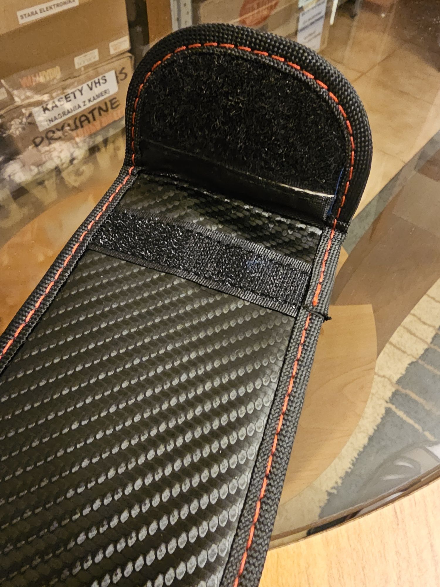 Dwa etui z blokadą sygnału na klucze / telefon