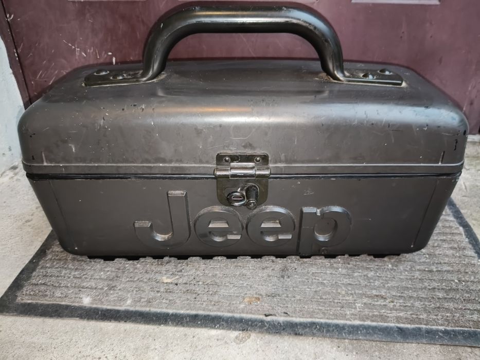 Stary vintage bubox Jeep w stylu militarnym