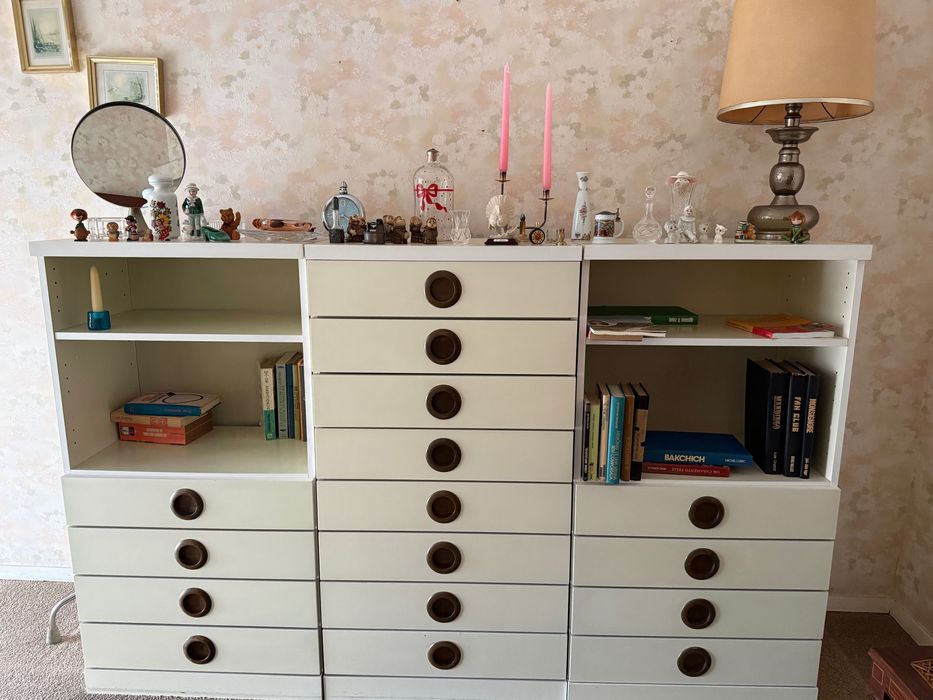 Cómoda branca com 15 gavetas e prateleiras