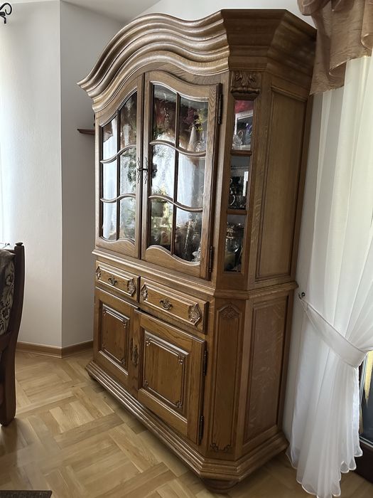 Kredens dębowy z wieńcem.