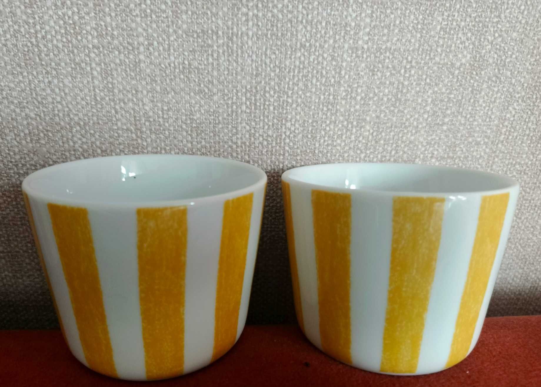 Komplet 4 porcelanowych kubków bez ucha.
