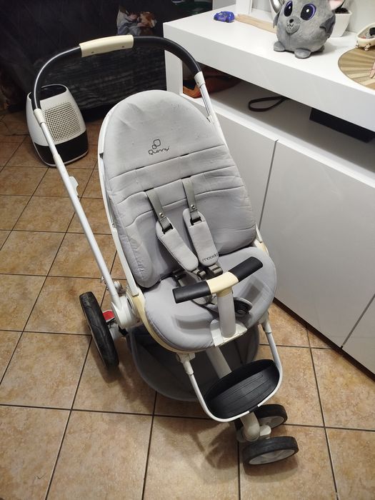 Sprzedam wózek Quinny Moodd. Kolor biały. Spacerowka szara. Tanio.