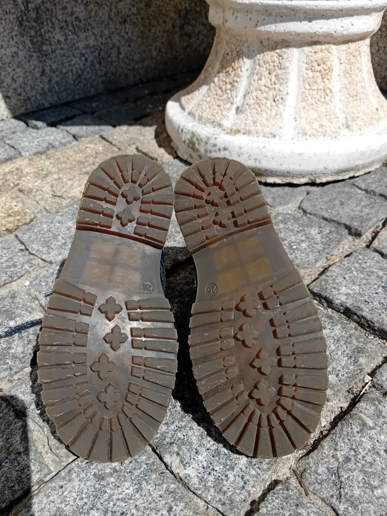 Botas sem marca.